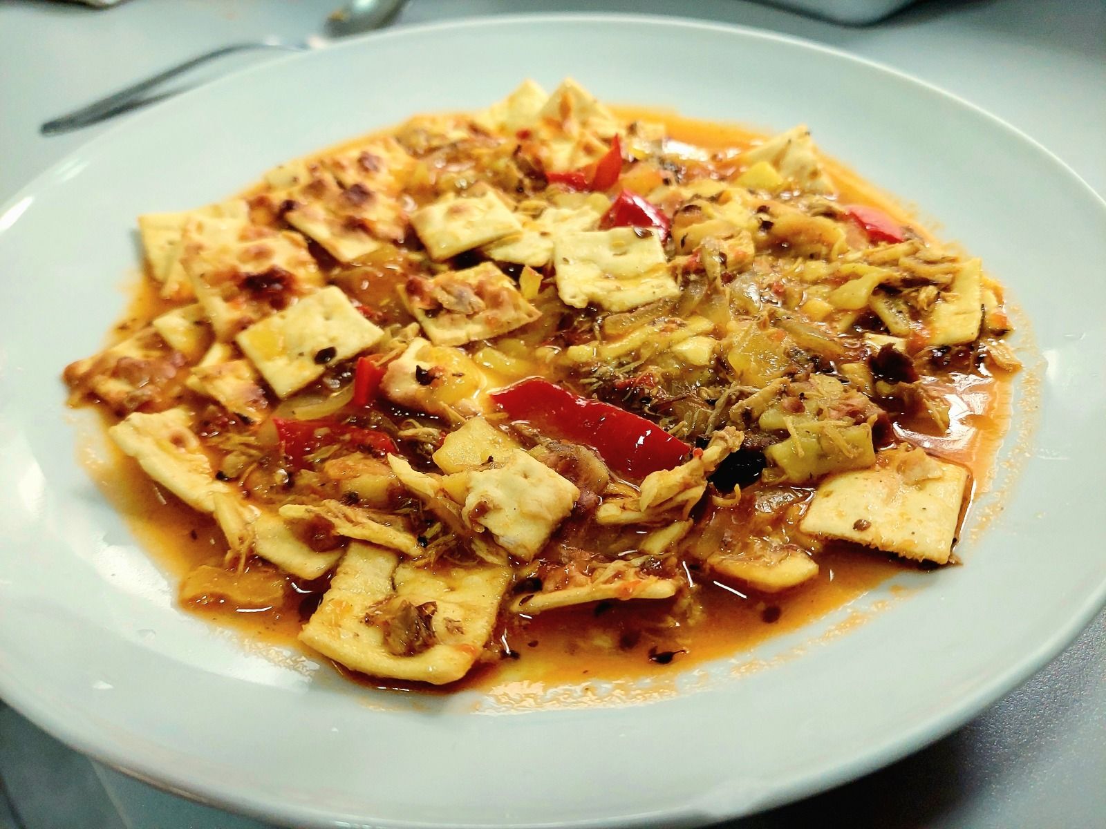 Plato de gazpacho manchego con torta y pimiento rojo